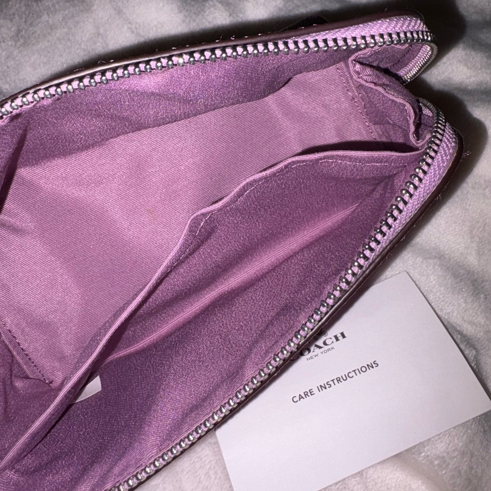 Coach Purple Metallic Cosmetic Bag
A metallic lilac almost
Final sale - Picture 3 of 6
